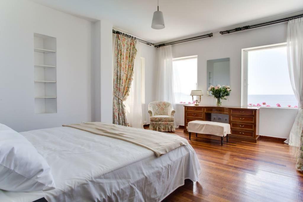 Beautiful, Private Villa By The Sea Agia Marina  Luaran gambar